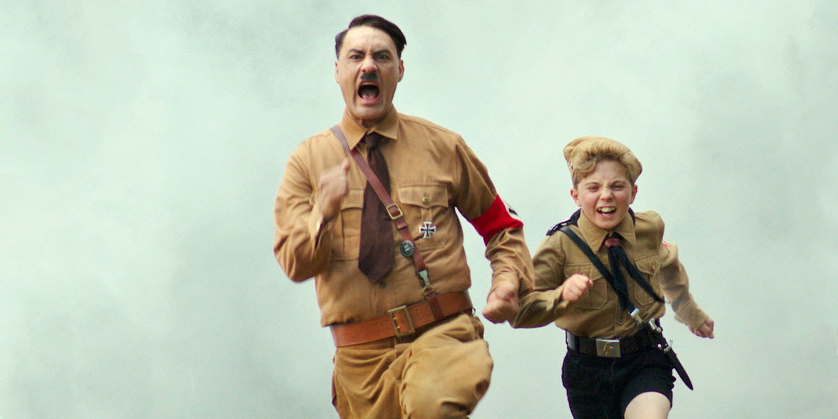 Taika Waititi nei panni di Hitler corre in una scena di Jojo Rabbit