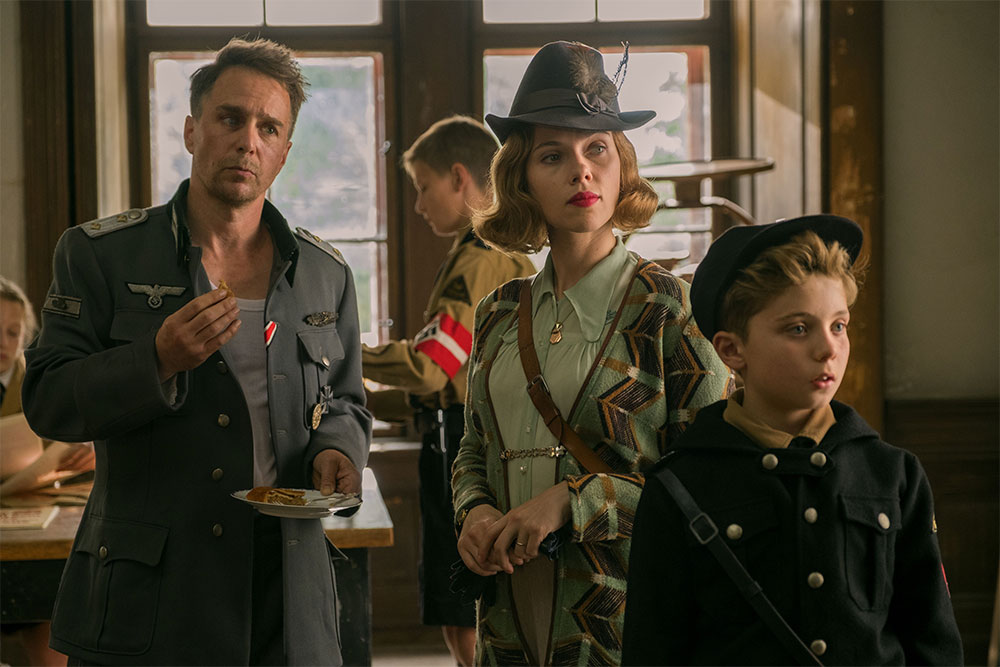 Sam Rockwell e Scarlett Johansson in una scena di Jojo Rabbit