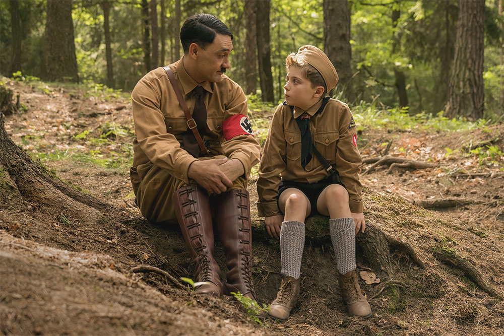 Taika Waititi è Hitler in una scena di Jojo Rabbit