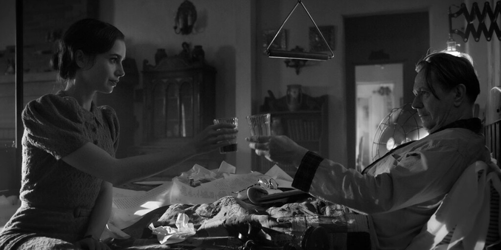 Lily Collins e Gary Oldman in Mank, film Netflix di David Fincher sullo sceneggiatore di Quarto Potere